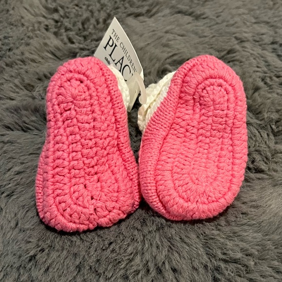 The Children’s Place Baby Slippers Sz 0-6 Months NEW - Picture 2 of 3